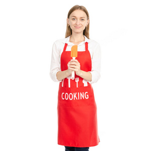 厨房铲子手里拿着红色围裙的女人
