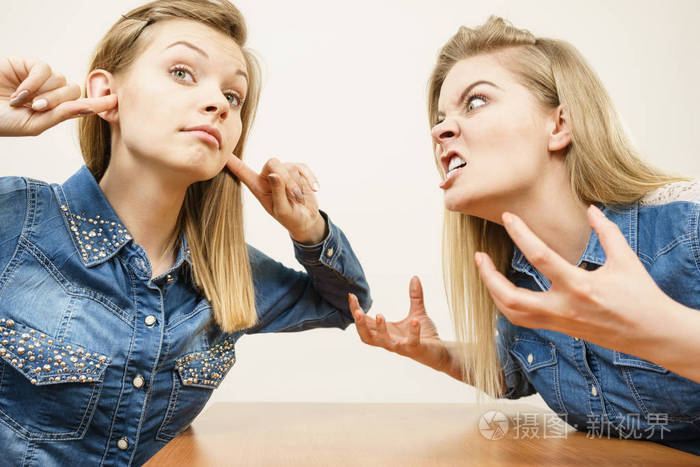 两个女人争吵嘲笑对方生气 女性讲述无知的概念.