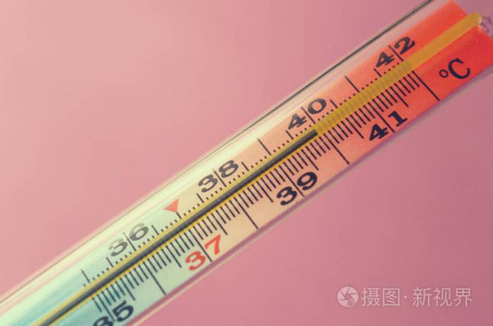 粉红色背景的医用水银温度计