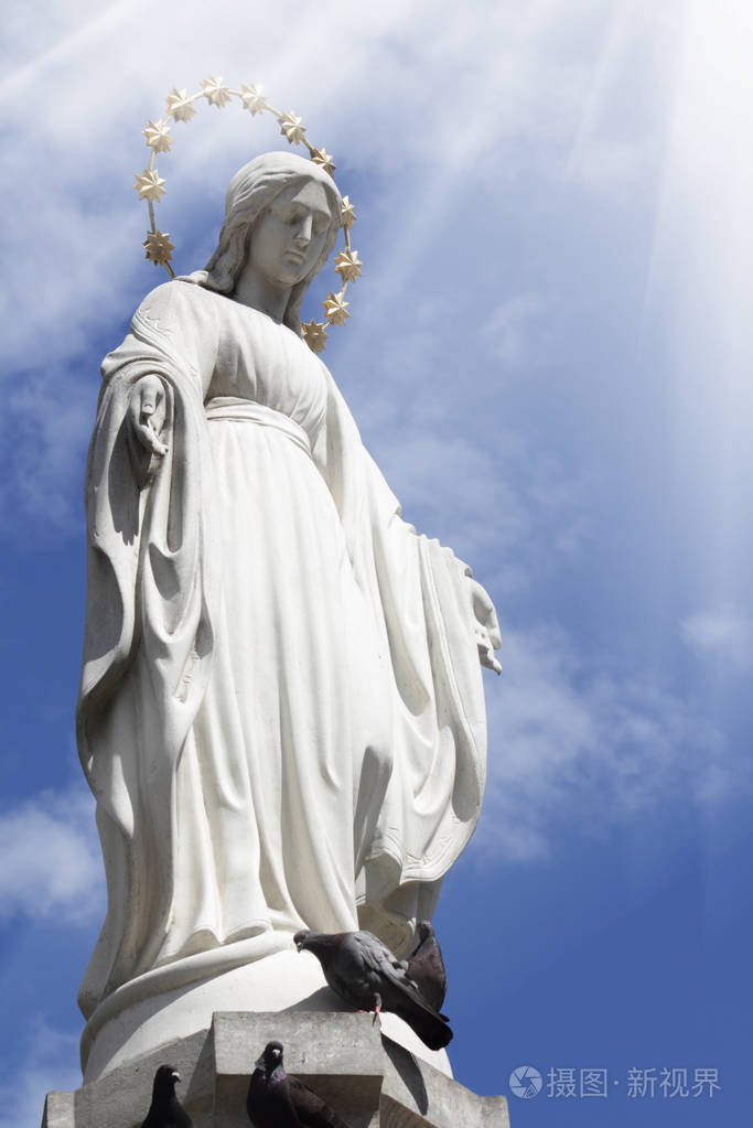 圣母玛利亚雕像作为爱和善良的象征
