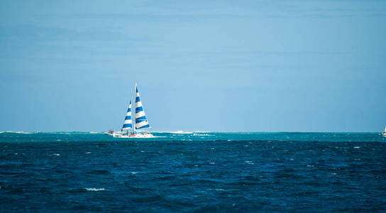 游艇，蓝白相间，远在夏威夷，蓝天和平静的海洋