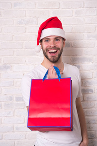 快乐的圣诞老人。戴着圣诞老人帽子的人拿着圣诞礼物。送圣诞礼物。圣诞节前的第二天早上网上购物。新年快乐, 复制空间。圣诞作文谢谢