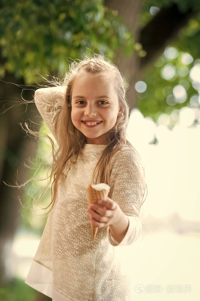 带着可爱笑容的孩子, 长着金色长发的冰淇淋