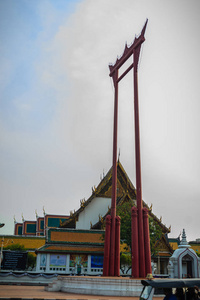 古色古香的巨大秋千，一个宗教结构，位于瓦苏塔寺前。 它被用于婆罗门仪式，是曼谷著名的旅游景点之一。
