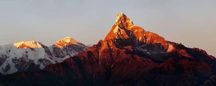 红色日落景观马查普赫雷山安纳普尔纳地区尼泊尔喜马拉雅山