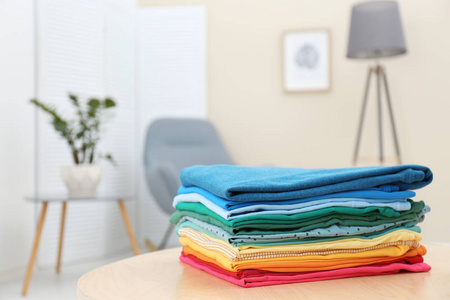 堆积衣服图片-堆积衣服素材-堆积衣服插画-摄图新视界