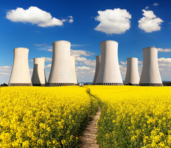 核电站Jaslovskebohunice冷却塔，油菜籽菜籽油或斯洛伐克科尔场，两种生产电能全景视图的可能性