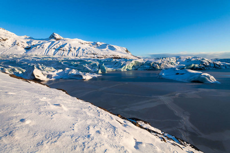 冰岛冬季雪期间斯维纳费尔斯乔库尔冰川景观