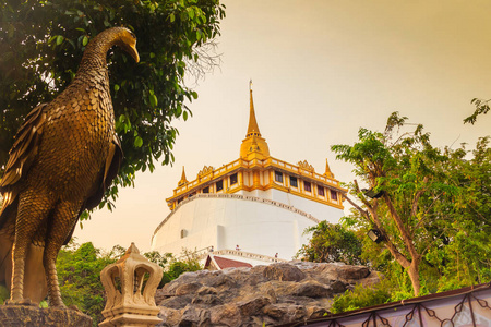 美丽的孔雀雕塑在WATSaket RatchaWoraMahaWahanWatPhukhaoThong黄金山寺庙前面，是曼谷