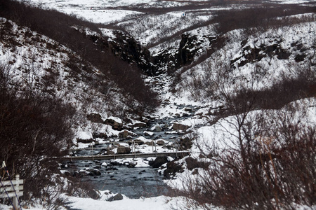 斯卡夫塔菲尔国家公园景观冬季雪，位于瓦纳霍卡尔冰岛，导致克里斯汀娜丁达尔山和斯瓦尔蒂沃斯瀑布。