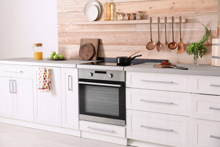 烤箱内部轻型现代厨房内部,新烤箱照片