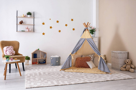 舒适的儿童房内部有游戏帐篷和玩具