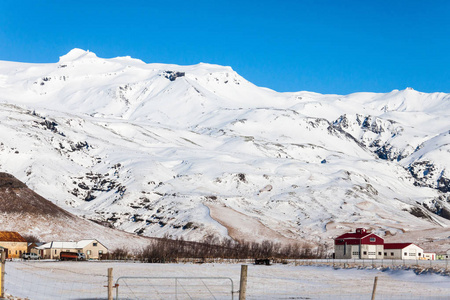 冬季雪冰期间，具有蓝天景色的Eyjafjallajokull火山