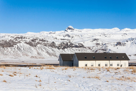 奥拉夫斯维克冬季雪景，这是一个迷人的小镇在冰岛北部的斯奈费尔斯尼半岛
