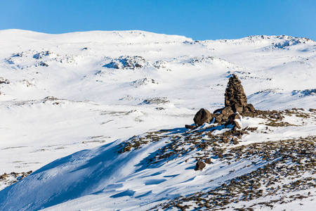 奥拉夫斯维克冬季雪景，这是一个迷人的小镇在冰岛北部的斯奈费尔斯尼半岛