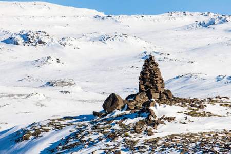 奥拉夫斯维克冬季雪景，这是一个迷人的小镇在冰岛北部的斯奈费尔斯尼半岛