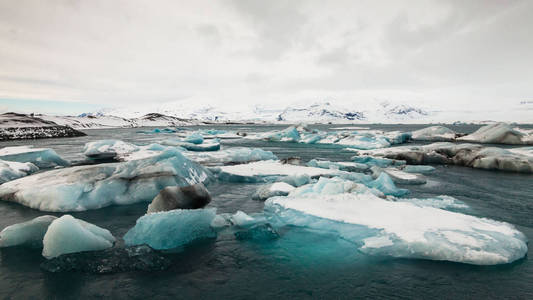 jokulsarlon是一个冰川泻湖或更著名的冰山泻湖，位于冰岛的vatnajokull国家公园