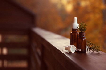 玻璃瓶与精油和成分在模糊的背景. 文本空间照片