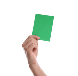 足球裁判在白色背景特写镜头上手持绿卡