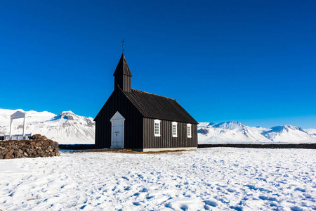 budakirkja或更著名的黑色教堂景色，冬季白雪覆盖冰岛