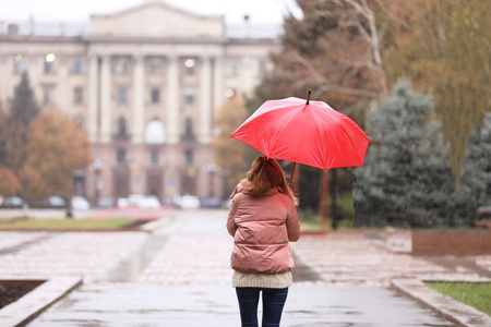 女人在雨中打伞的小女孩秋雨天在城里打伞的小女孩秋雨天在城里打伞的