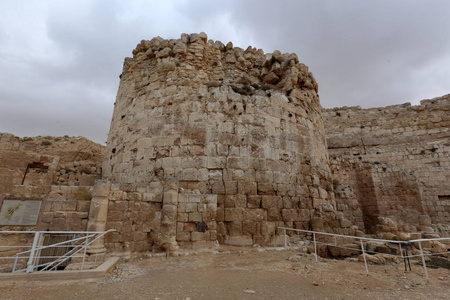 英雄是位于杰鲁萨勒以南15公里处的犹太沙漠中的一座古老堡垒