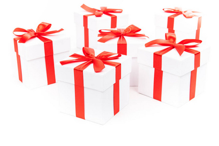 白色礼品盒用孤立的白色背景上的红丝带