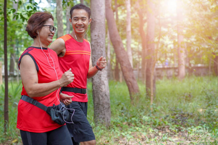 快乐的亚洲老年妇女与男子或私人教练慢跑在公园老年人护理锻炼体育活动理念