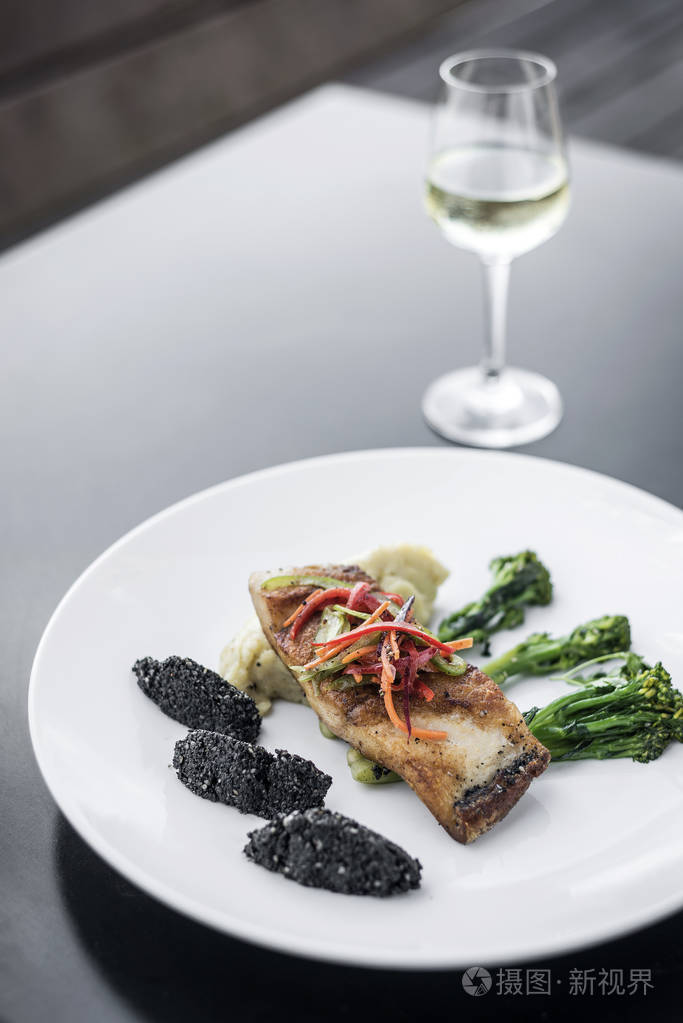 澳大利亚墨尔本餐厅的红鱼片,蔬菜和黑米和黑芝麻亚洲现代融合菜
