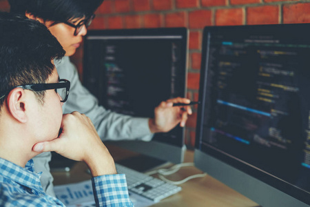 开发程序员团队开发网站设计和编码技术,在软件公司办公照片