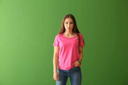 年轻女子穿着时尚T恤的彩色背景