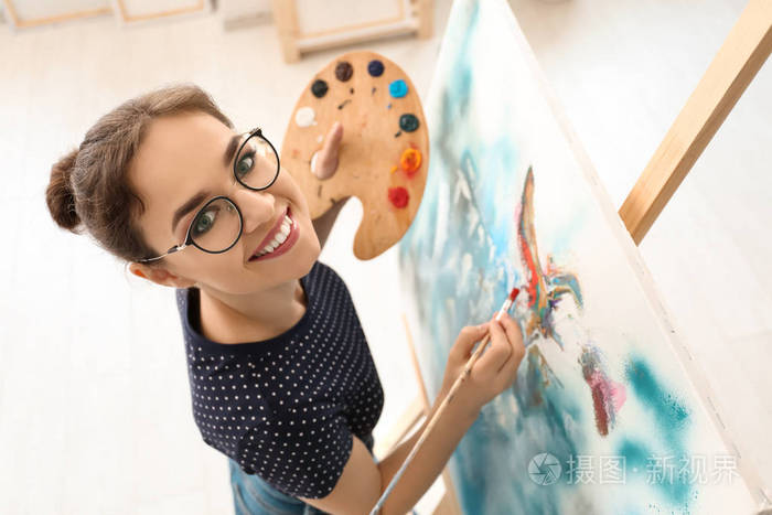 女艺术家在车间画画