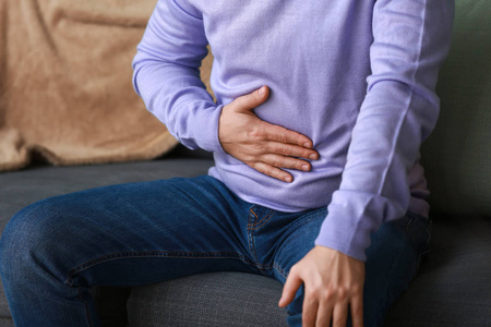 家中有颈部疼痛的男人