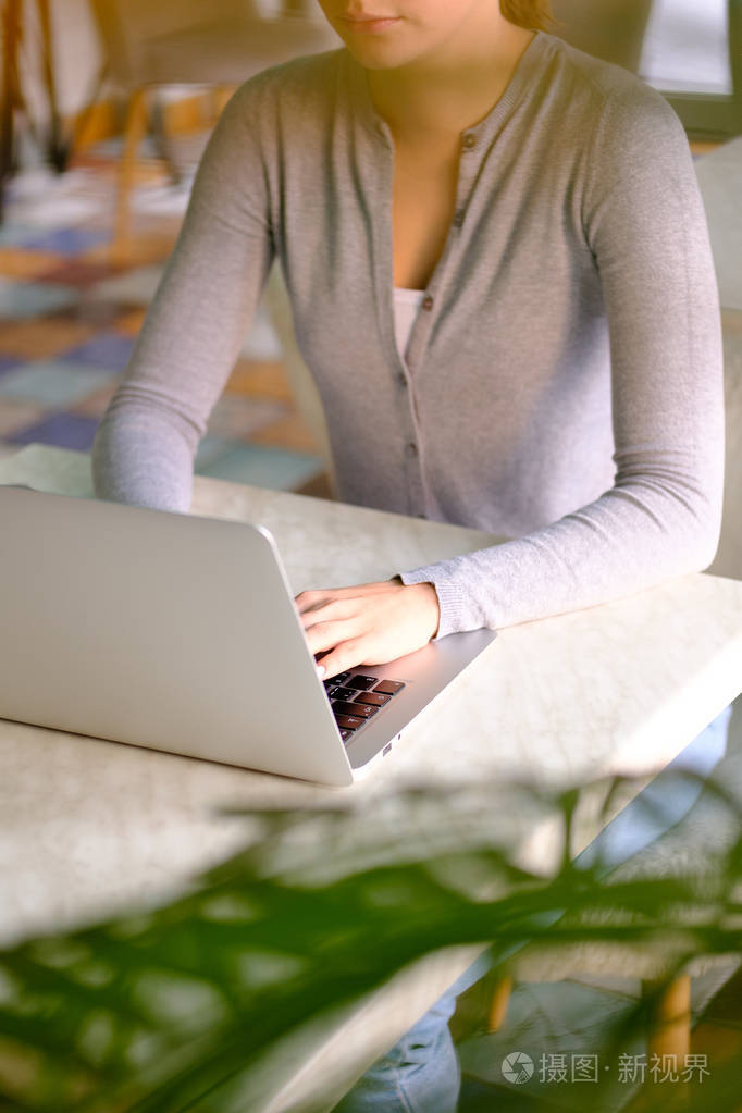 近景女商人手拿笔记本电脑办公室里拿着一种现代设计