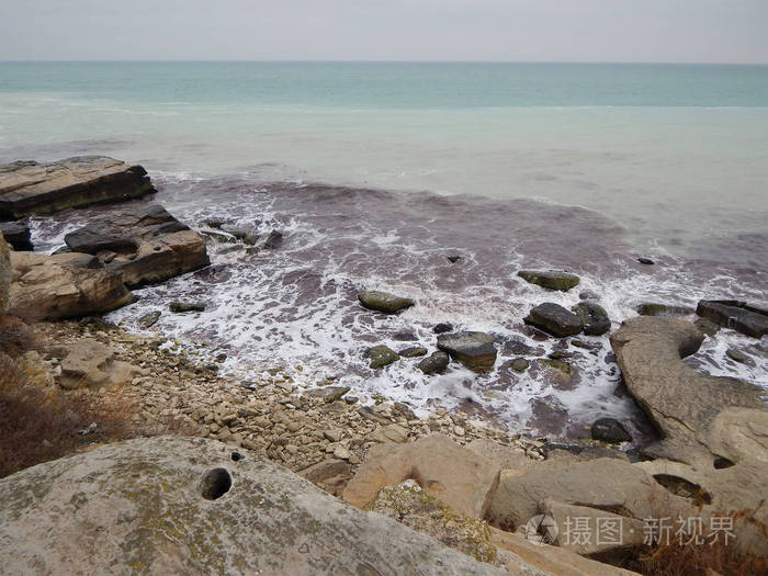 里海的岩石海岸。 曼吉斯托地区。 哈萨克斯坦。 一月。