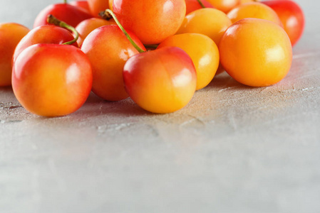 成熟的黄红色樱桃浆果宏观接近。 多汁浆果饮食健康的生活方式。