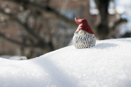 雪上抽象的圣诞侏儒