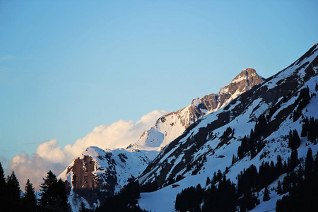 蓝色雪山峰与云在莱克奥斯特