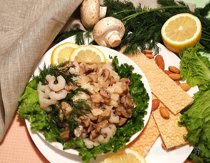 健康的食物。 虾蘑菇杏仁和生菜。 轻点心。 健康的产品。