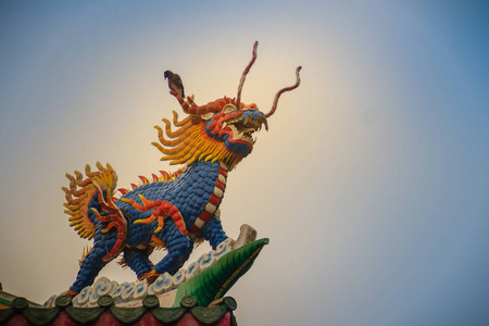 中国寺庙屋顶上的麒麟或麒麟.照片