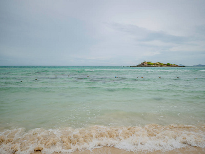 热带田园诗般的海洋蓝天和美丽的海滩在度假时间假日海滩萨梅圣岛泰国。夏季概念。