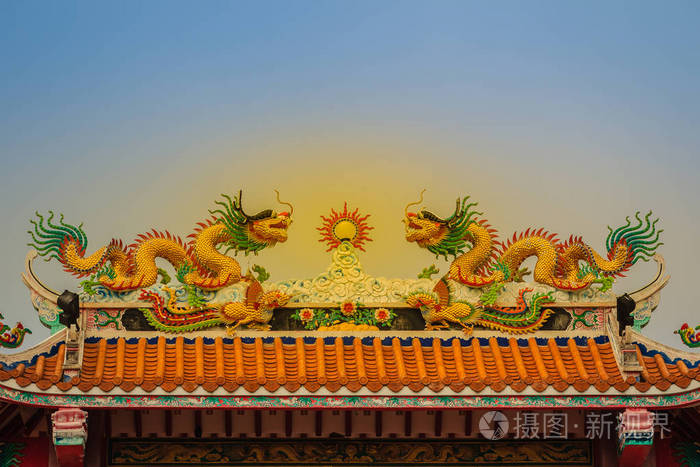 中国传统寺庙的彩色屋顶细节,蓝天背景上有龙像.