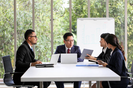 商务人员会议沟通讨论工作办公室会议企业成功头脑风暴团队合作理念。