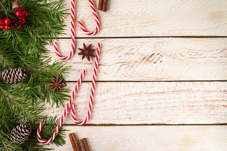 框架由节日圣诞节装饰和冷杉树枝在木制背景。 新年和圣诞节庆祝。 寒假概念。 上面的风景。 文本空间