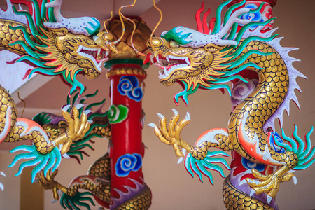 美丽的龙像雕刻在中国公共寺庙的庙宇杆周围.照片