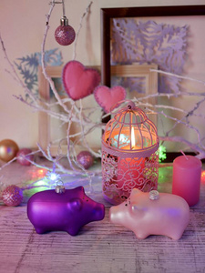 装饰构成一对猪的圣诞装饰品，燃烧蜡烛，节日照明，感觉心球对空木架，季节性寒假的概念，圣诞节，猪的一年，浪漫的关系
