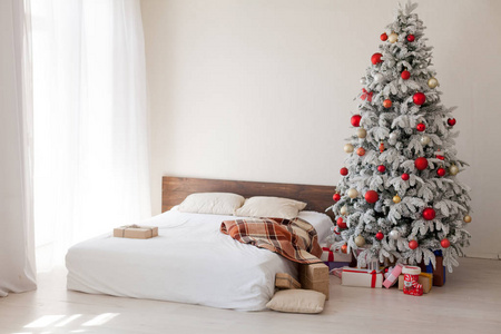 圣诞节室内卧室与一棵树与灯光花环新年礼物
