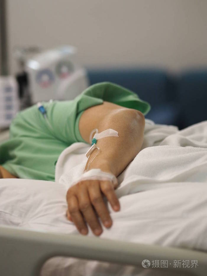 特写病人在医院病房睡生理盐水