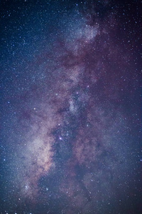 银河系。 梦幻般的夜景，紫色的银河天空充满了星星闪亮的星星。 美丽的场景与宇宙。 星空背景