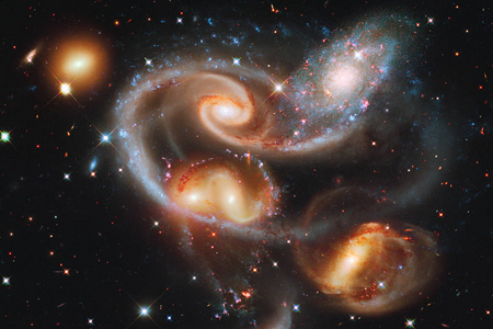 太空之夜美丽的星系和星团。 这幅图像的元素由美国宇航局提供。